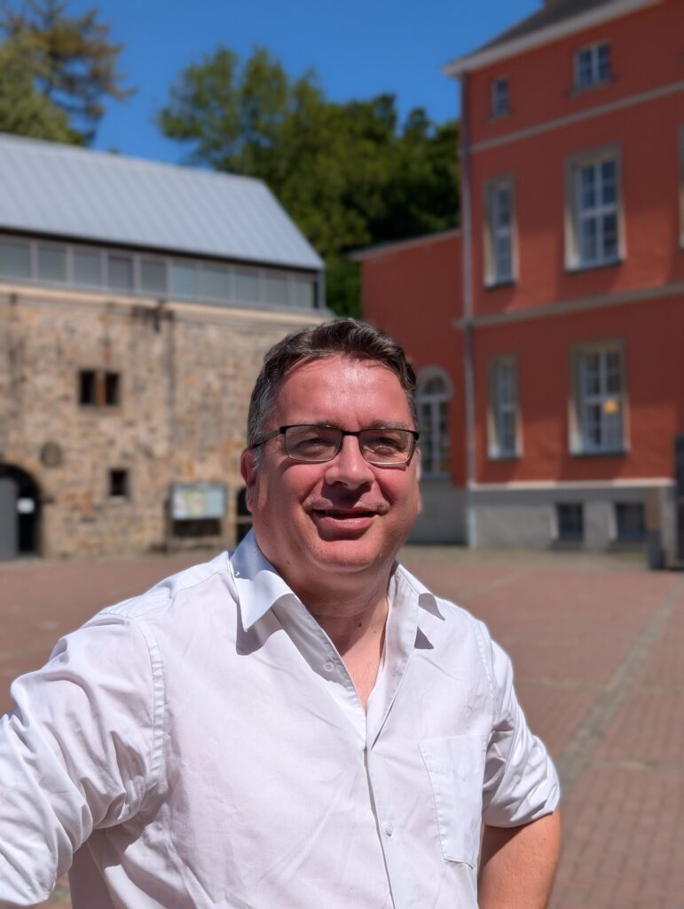 Thomas Möws vor dem Bilderbuchmuseum in Troisdorf